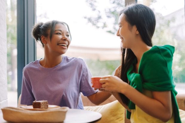 friends-chatting-over-coffee-1050x700